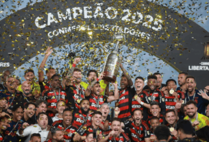 Elenco do Flamengo levanta a taça da Libertadores 2025 • Hector Vivas/Getty Images
